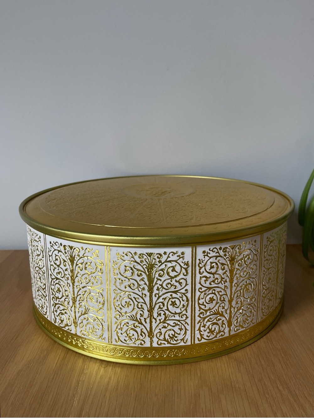 Vintage Giftcraft Gold & White Decorative Round Tin Grape Wine Decor MCM